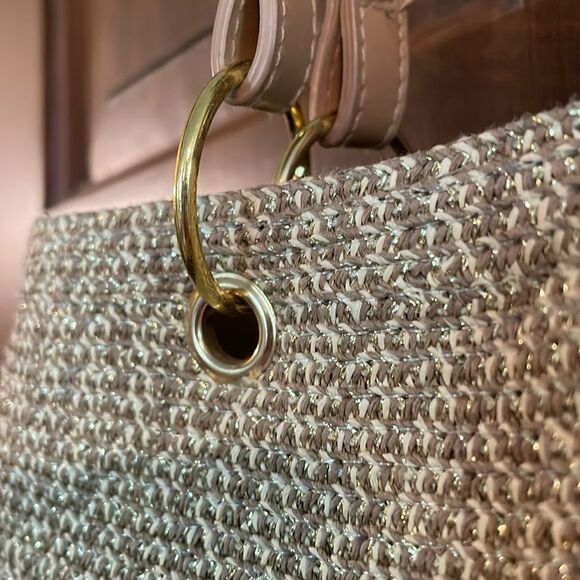 Beige and gold paper straw handbag magnetic closure inside EUC woven straw 12x6” - Picture 2 of 10